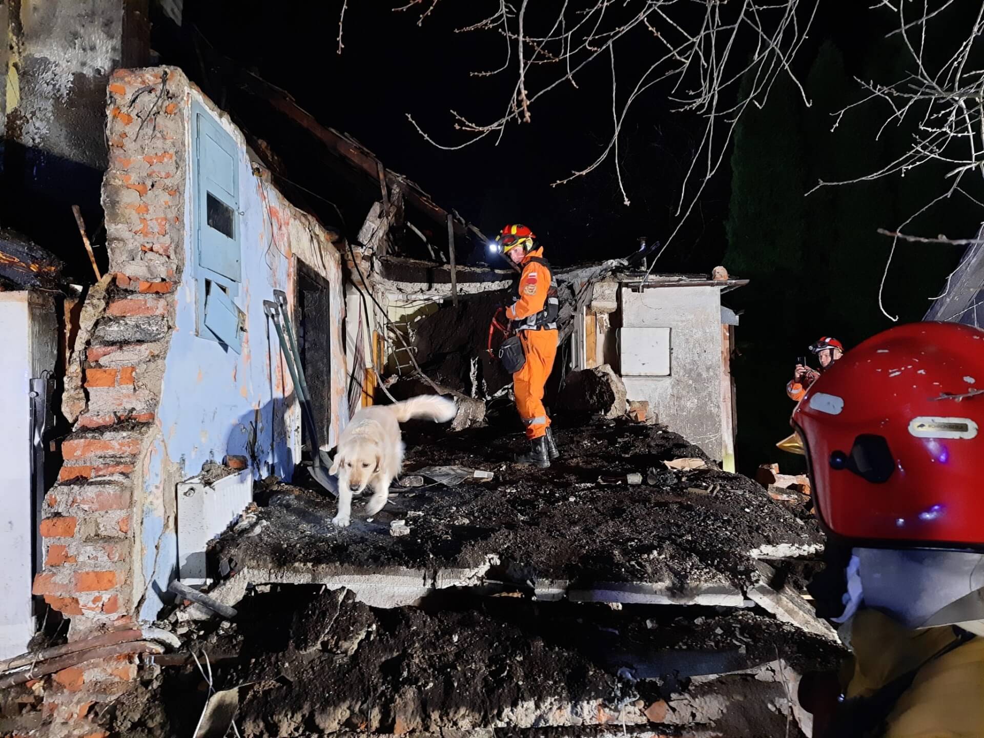 Wybuch butli z gazem w Cisownicy spowodowal pożar i zawalenie się domu