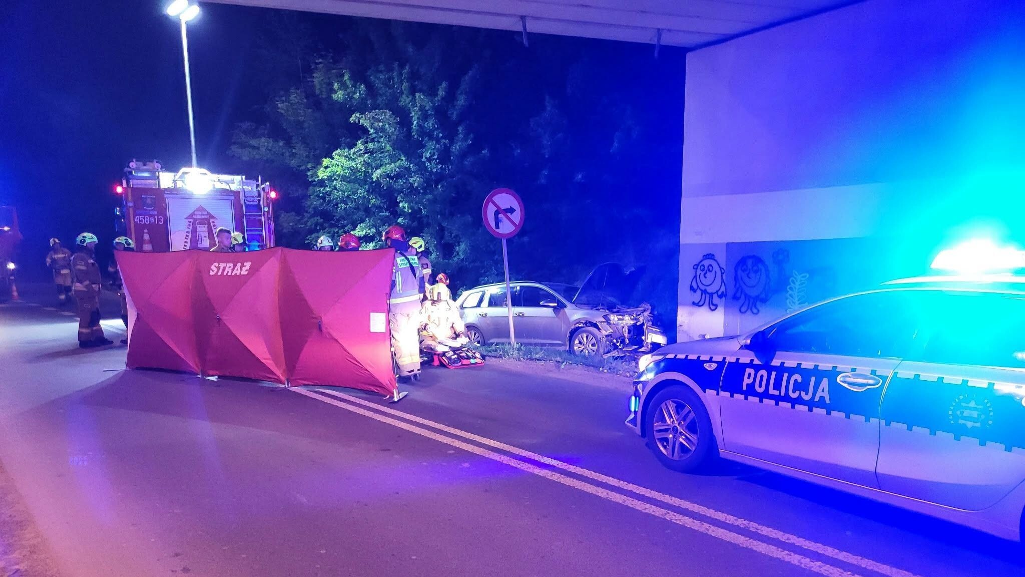 Tragiczny wypadek na drodze w Chechle koło Gliwic. 45-letni kierowca uderzył autem w wiadukt