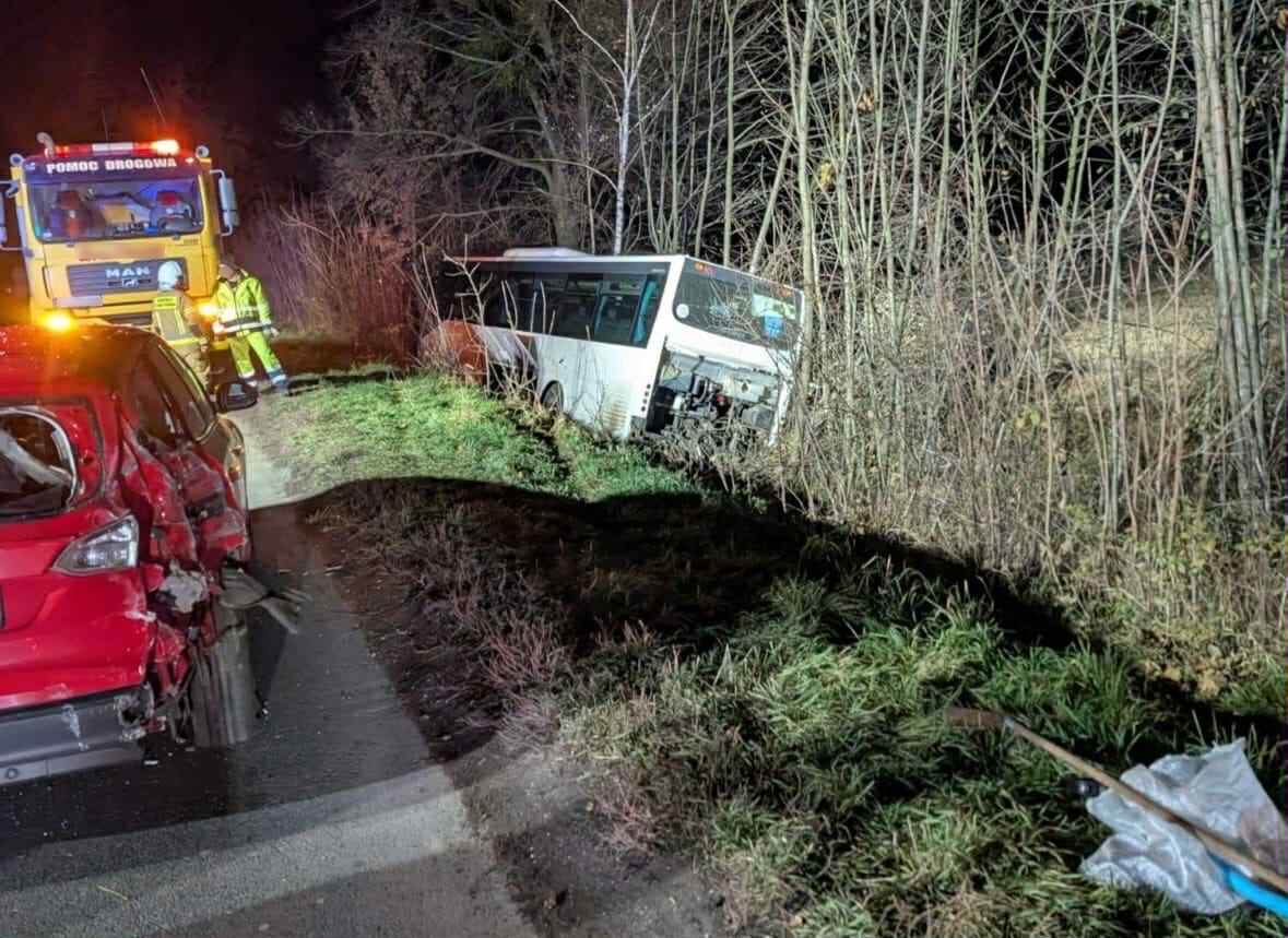 Wypadek autobusu w Pruchnej. Wiózł 25 pasażerów, dwójka dzieci w szpitalu