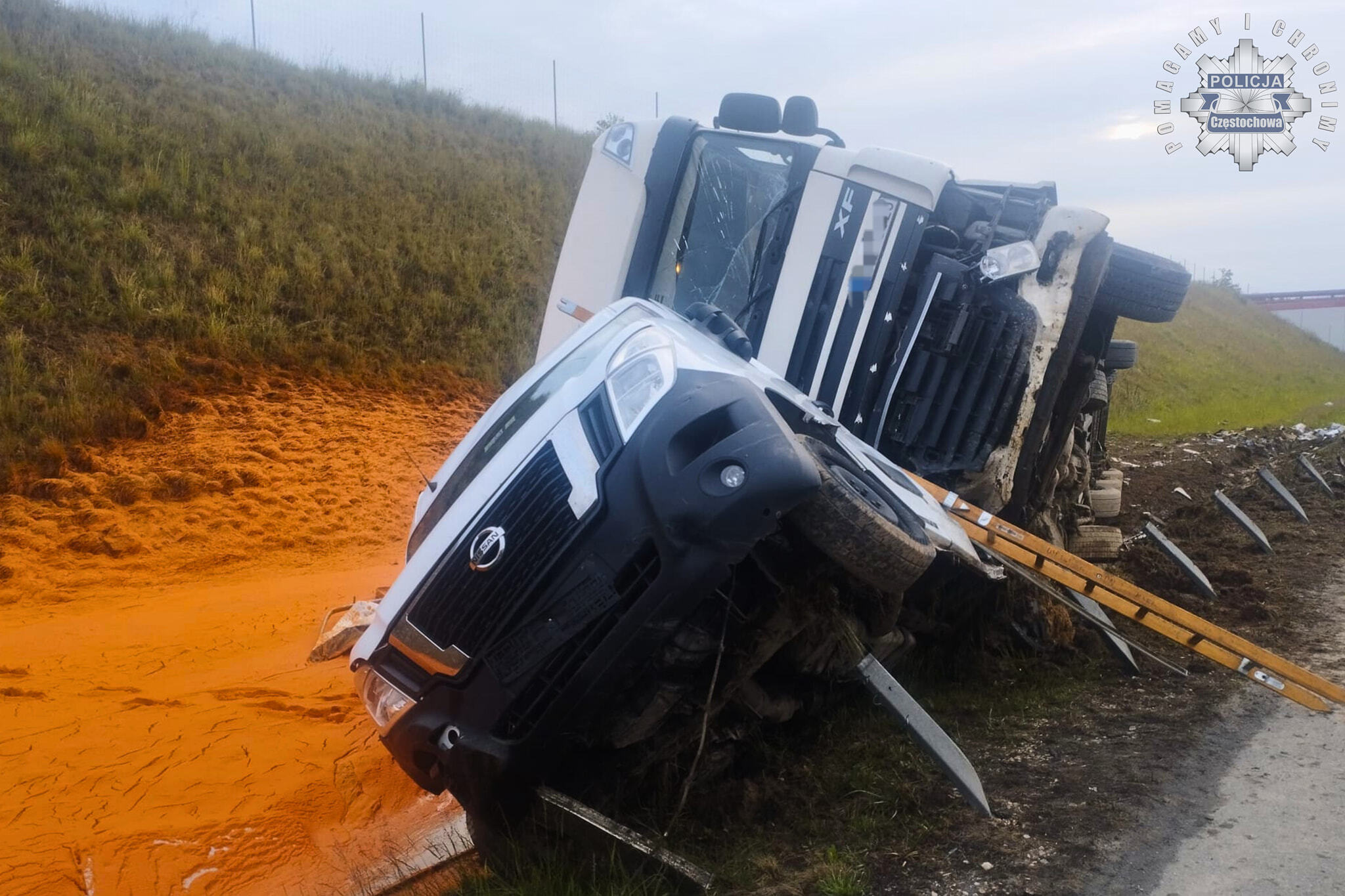 Po kolizji na autostradzie A1 rozlał się sos pomidorowy