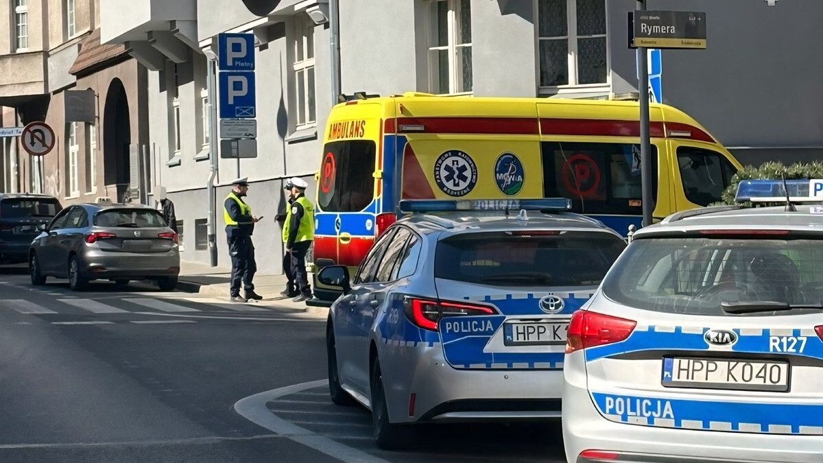Katowice. Potrącenie na oznakowanym przejściu dla pieszych w centrum Katowic. Pieszy doznał urazu nogi
