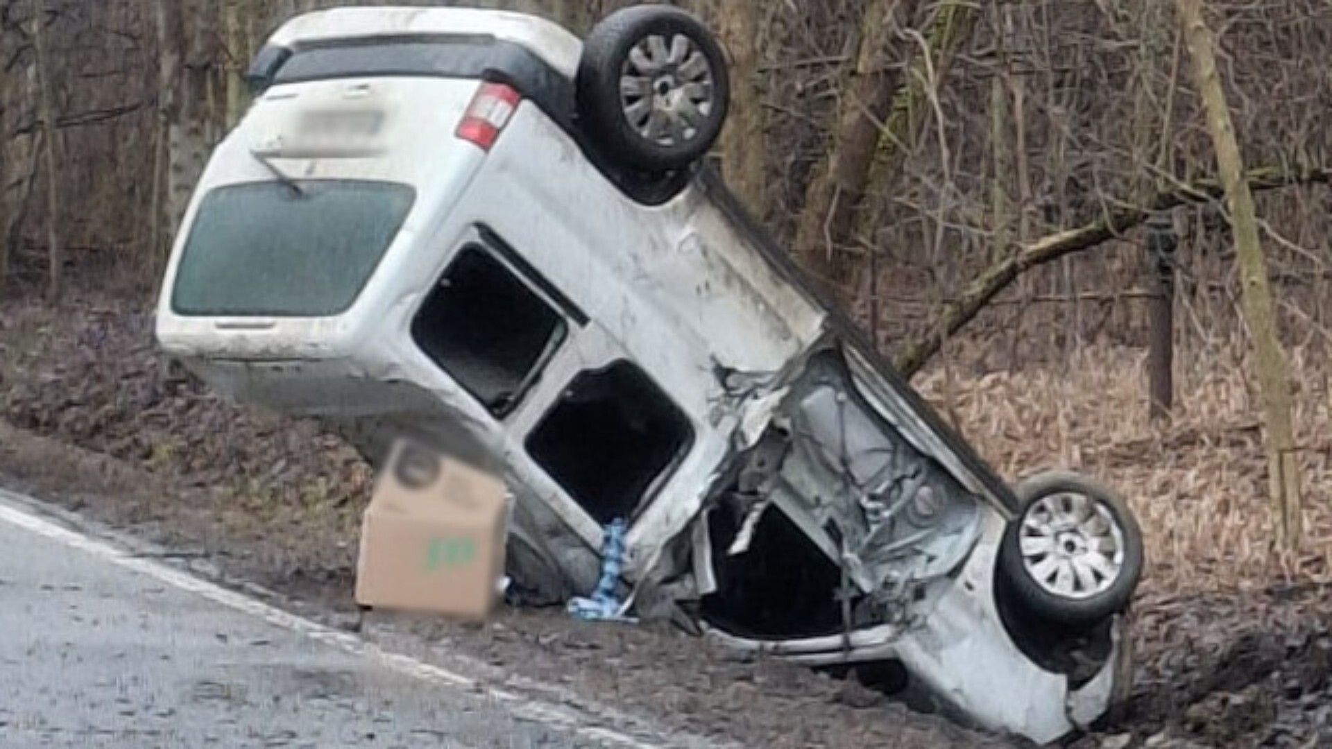 Wysoka, gmina Łazy. Droga wojewódzka nr 796. Kolizja i dachowanie. Peugeot Partner. 25 lutego 2026