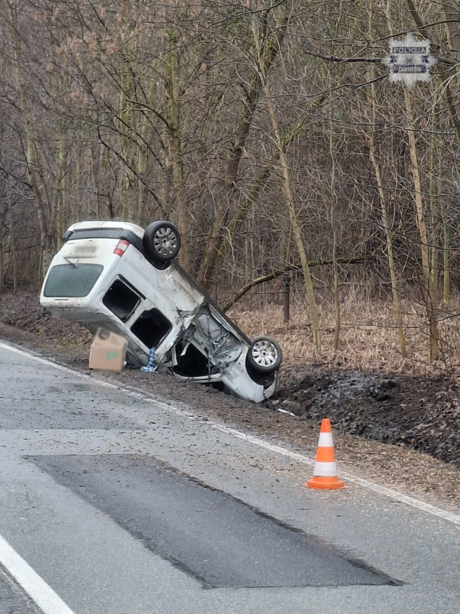 Wysoka, gmina Łazy. Droga wojewódzka nr 796. Kolizja i dachowanie. Peugeot Partner. 25 lutego 2026
