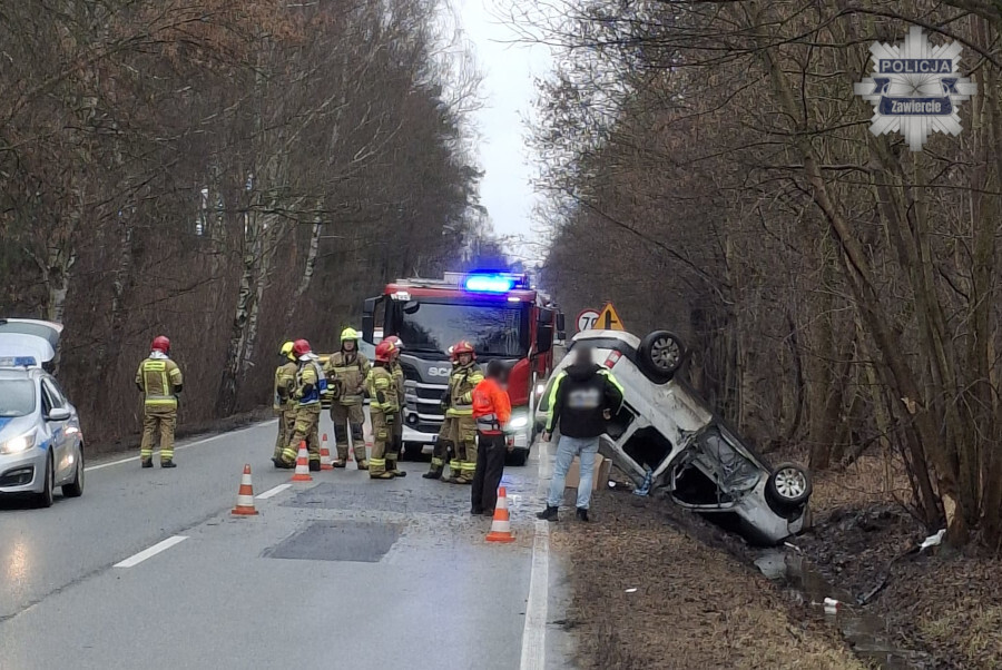 Wysoka, gmina Łazy. Droga wojewódzka nr 796. Kolizja i dachowanie. Peugeot Partner. 25 lutego 2026