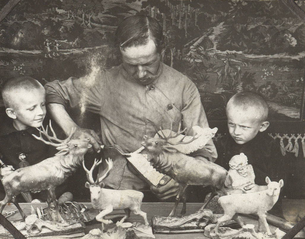 Ludwik Pyka z uczniami w swojej pracowni