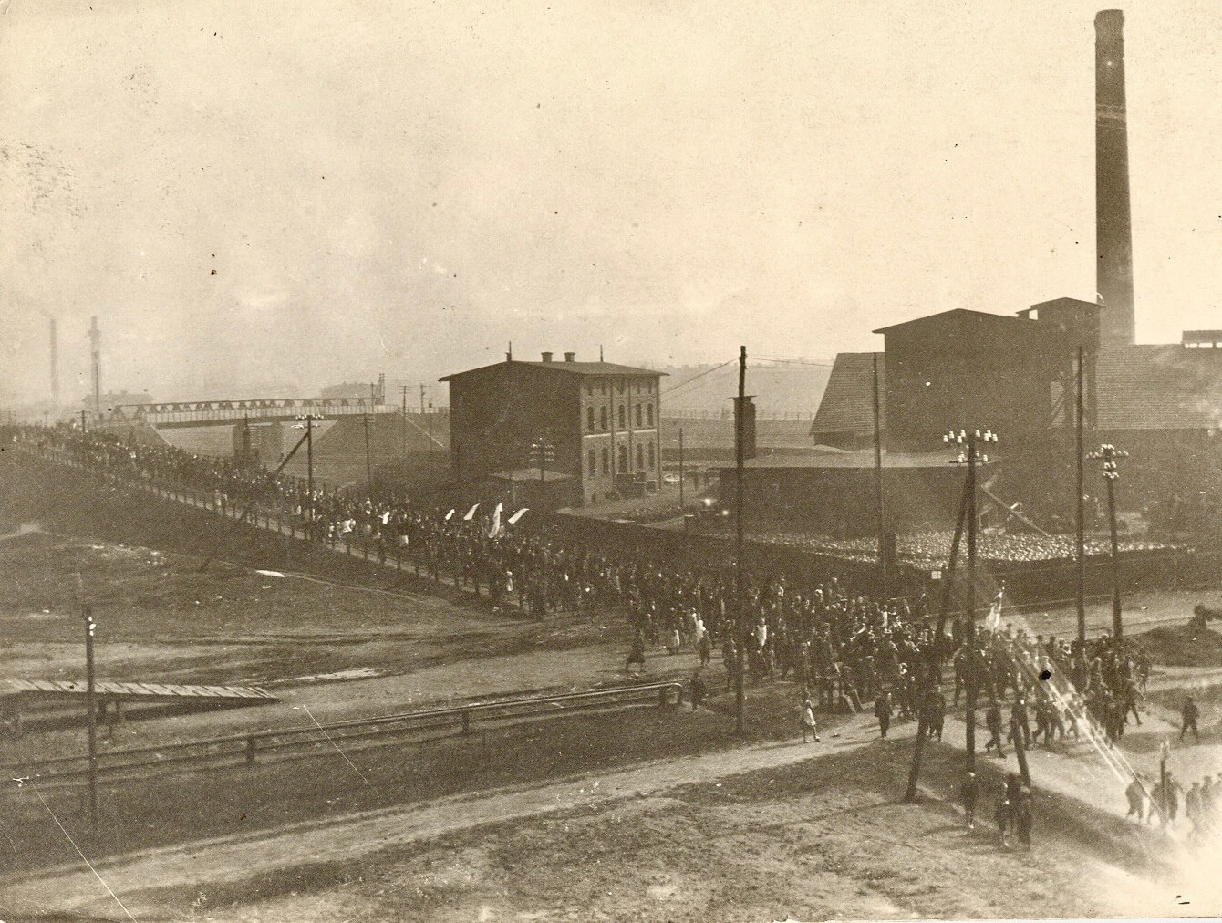 Pochód na obecnej ul. Piotrowickiej. Po prawej stronie Zakłady Chemiczne „Silesia”