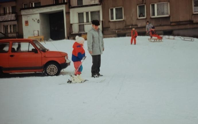 Z dziadkiem przed blokiem około 1994 roku