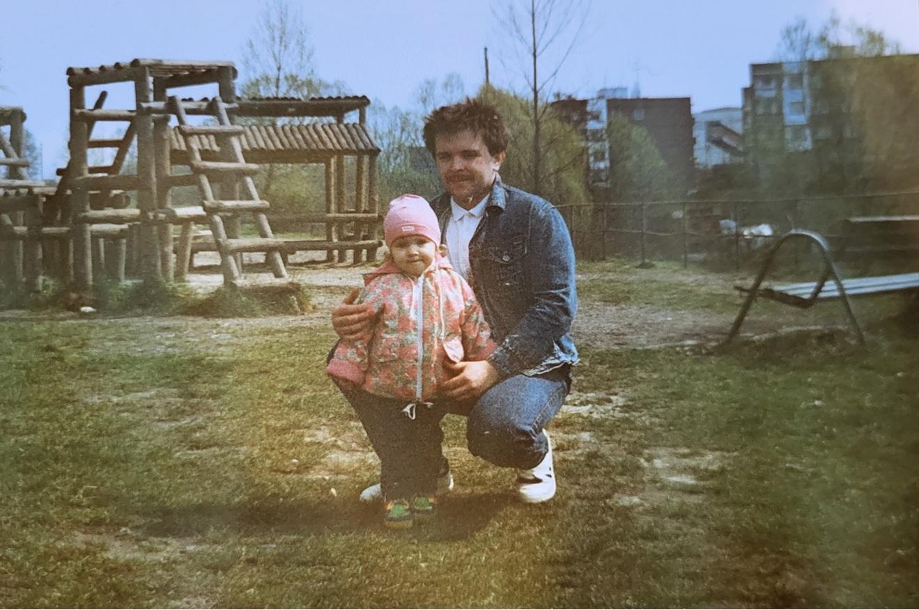Z tatą na placu zabaw przed blokiem początek lat 90