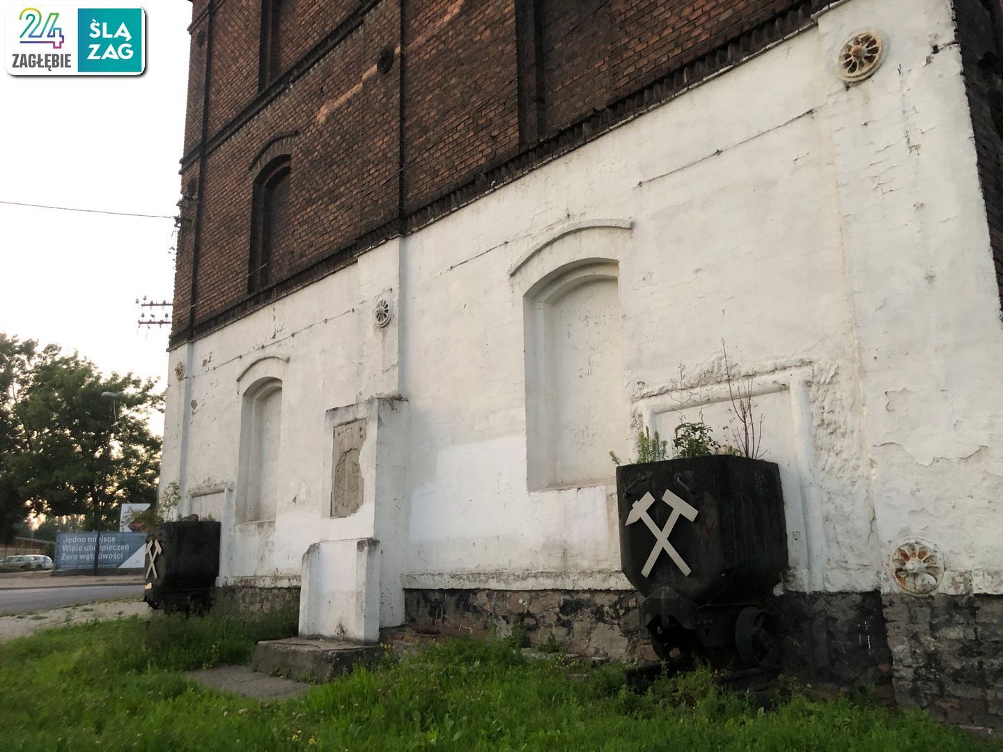 Zabrze-Centrum Północ. Kamienica z wagonikami węglowymi w przy ul Bolesława Hagera. Test nawigacji rowerowych: Google Maps, Apple Maps, Mapy.cz. Zdjęcia z trasy. 9 sierpnia 2025.