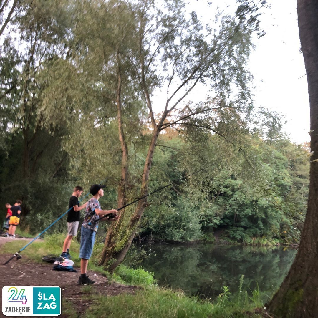 Zabrze-Zaborze. Staw Bzi i młodzi wędkarze. Test nawigacji rowerowych: Google Maps, Apple Maps, Mapy.cz. Zdjęcia z trasy. 9 sierpnia 2025.