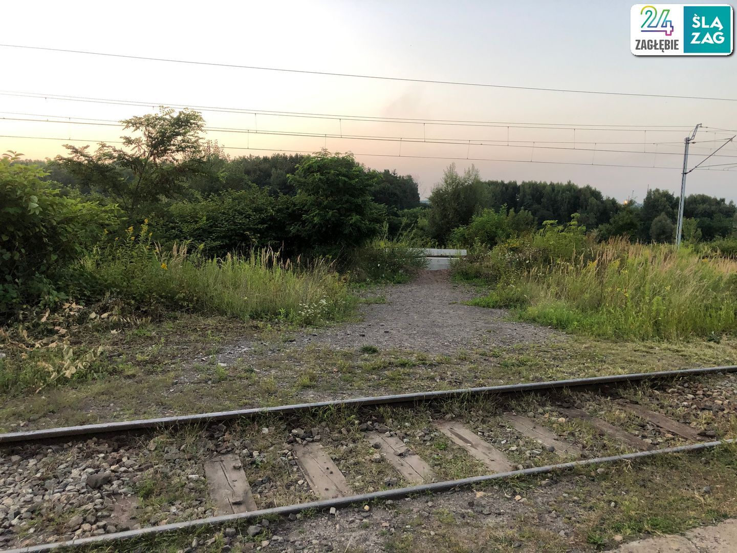 Zabrze-Zaborze. „Dzikie” przejście przez tory kolejowe kolei piaskowej i linii kolejowej nr 137. Test nawigacji rowerowych: Google Maps, Apple Maps, Mapy.cz. Zdjęcia z trasy. 9 sierpnia 2025.