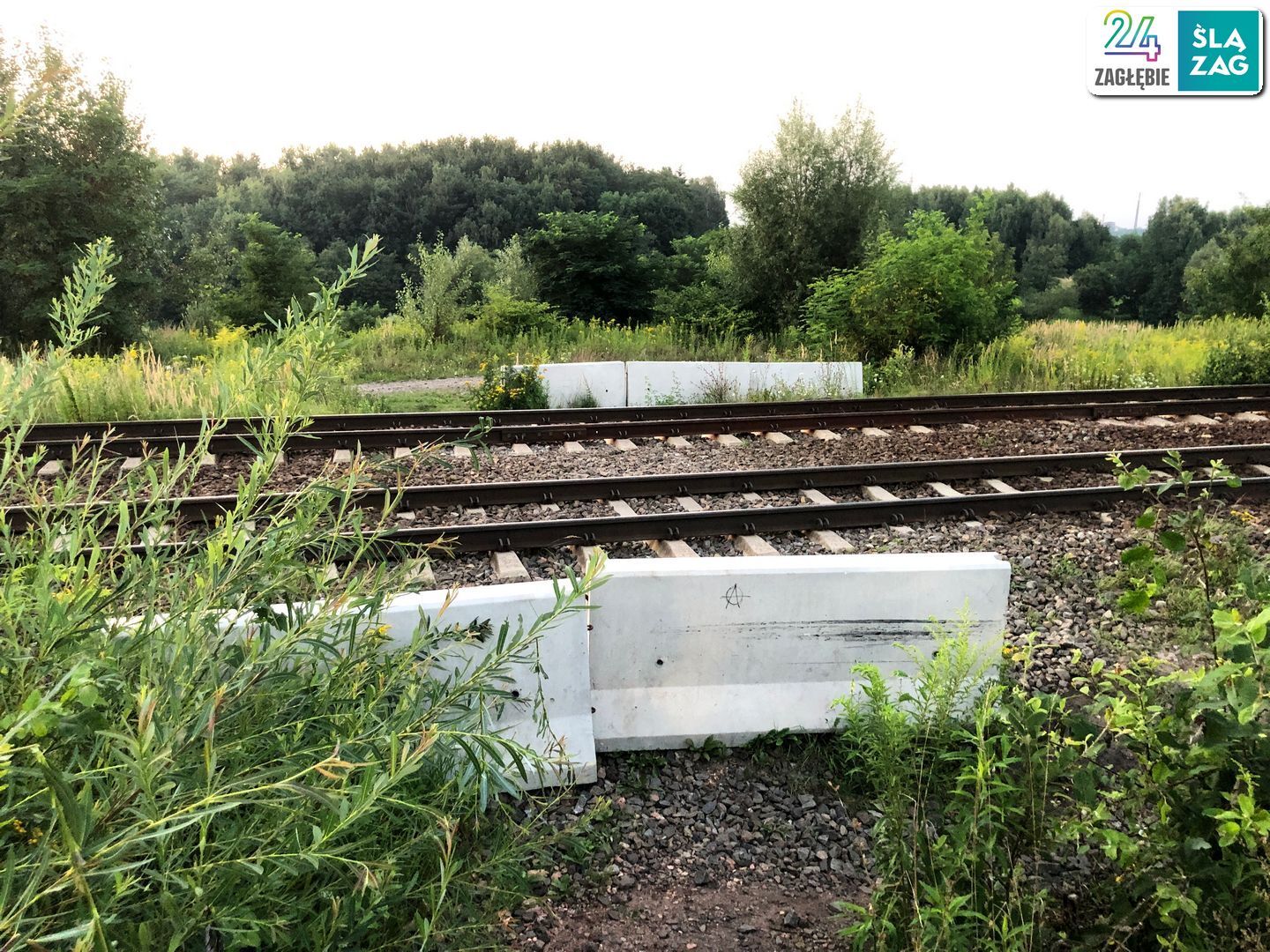 Zabrze-Zaborze. „Dzikie” przejście przez tory kolejowe linii kolejowej nr 137. Test nawigacji rowerowych: Google Maps, Apple Maps, Mapy.cz. Zdjęcia z trasy. 9 sierpnia 2025.