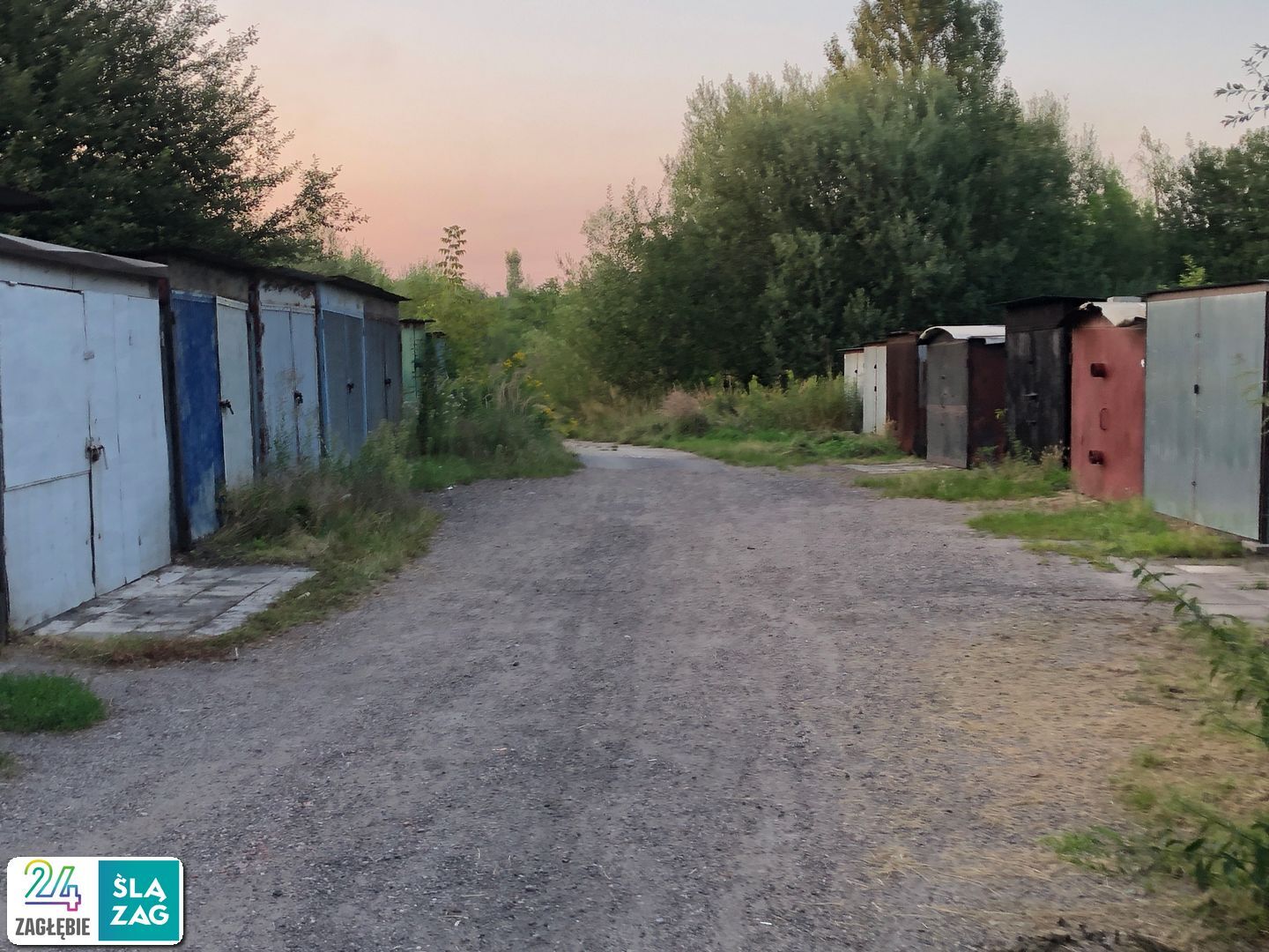 Zabrze-Zaborze. Garaże przy ul. Adama Kawika w kierunku stawu.  Test nawigacji rowerowych: Google Maps, Apple Maps, Mapy.cz. Zdjęcia z trasy. 9 sierpnia 2025.