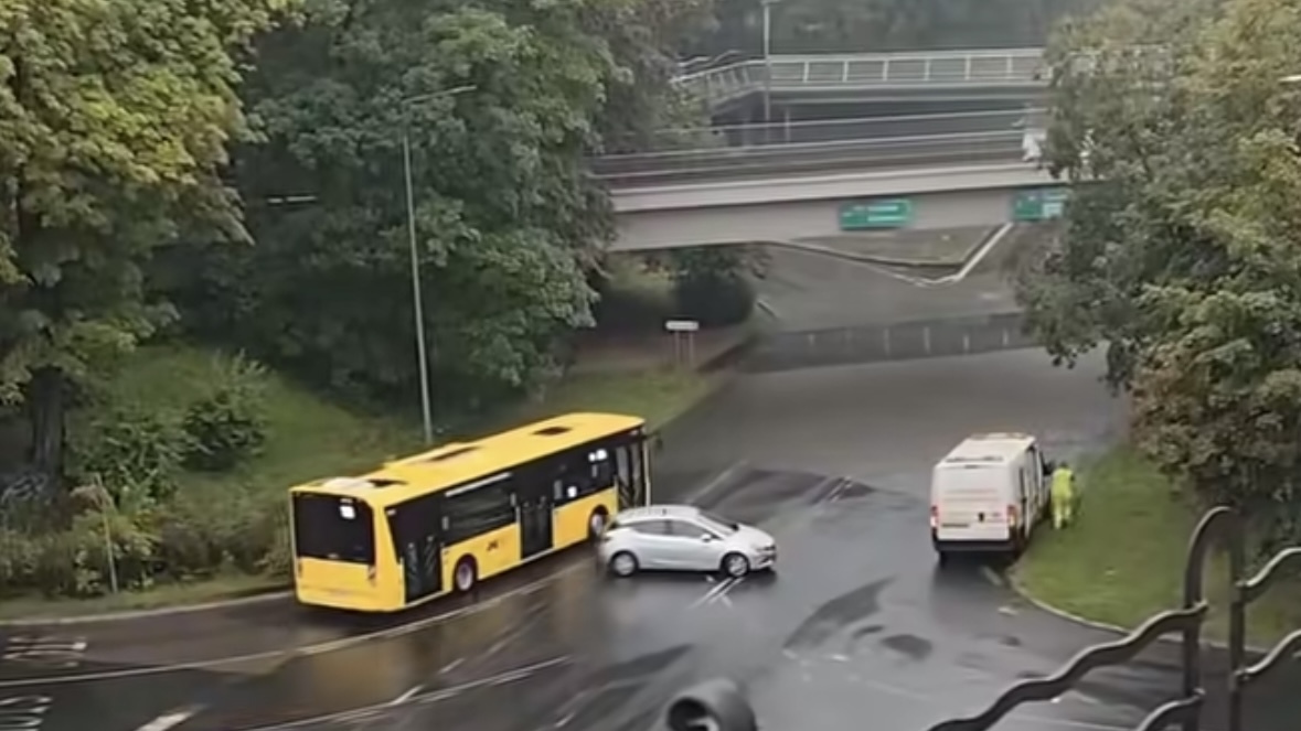 Intensywne opady deszczu nad Bytomiem. Wystąpiły utrudnienia w ruchu drogowym