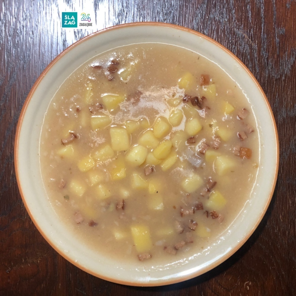 Typowo podana w Zagłębiu Dąbrowskim zalewajka – głęboki talerz i nieodłączny chleb. Skwarki – aby były chrupiące i smaczne – trzeba dodać tuż przed konsumpcją!