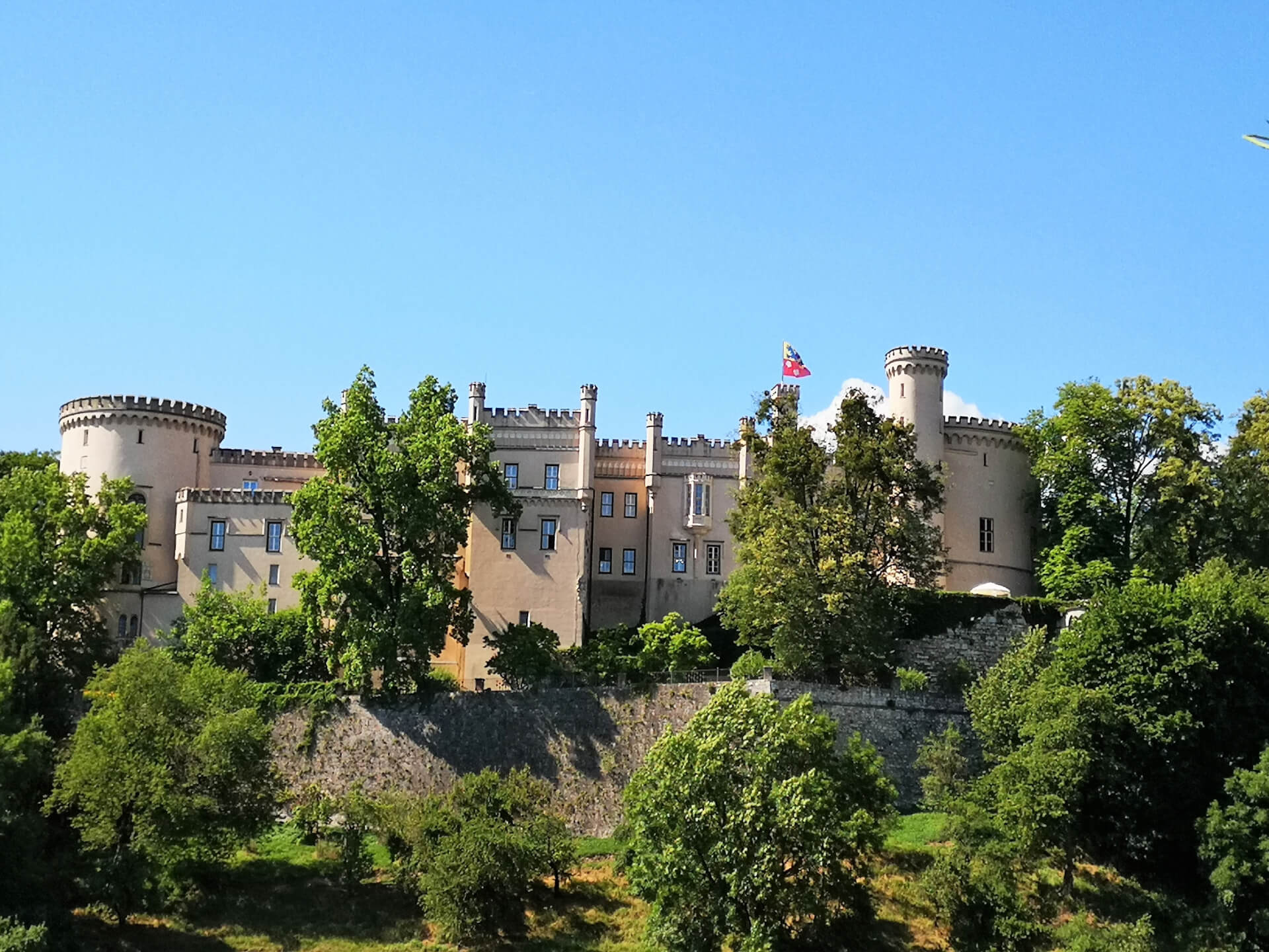 Zamek Wolfsberg latem