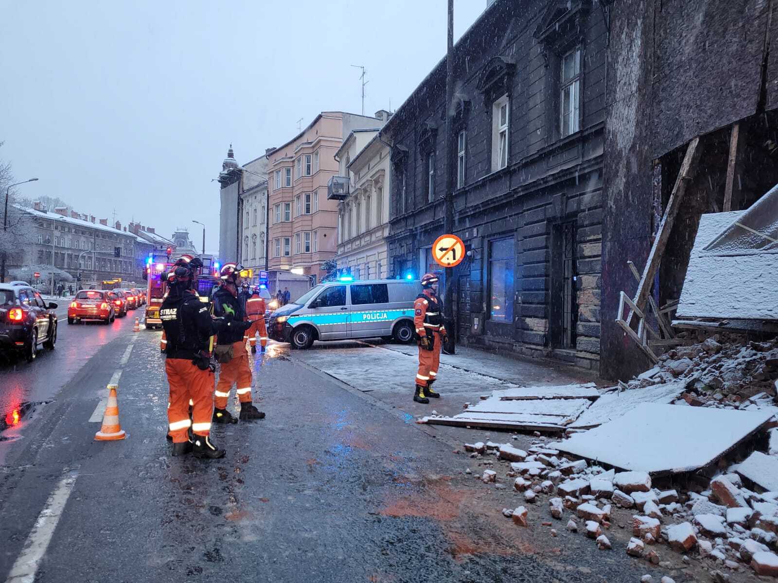 Katastrofa budowlana w centrum Bielska-Białej. Zawaliła się ściana kamienicy przy ul. Partyzantów
