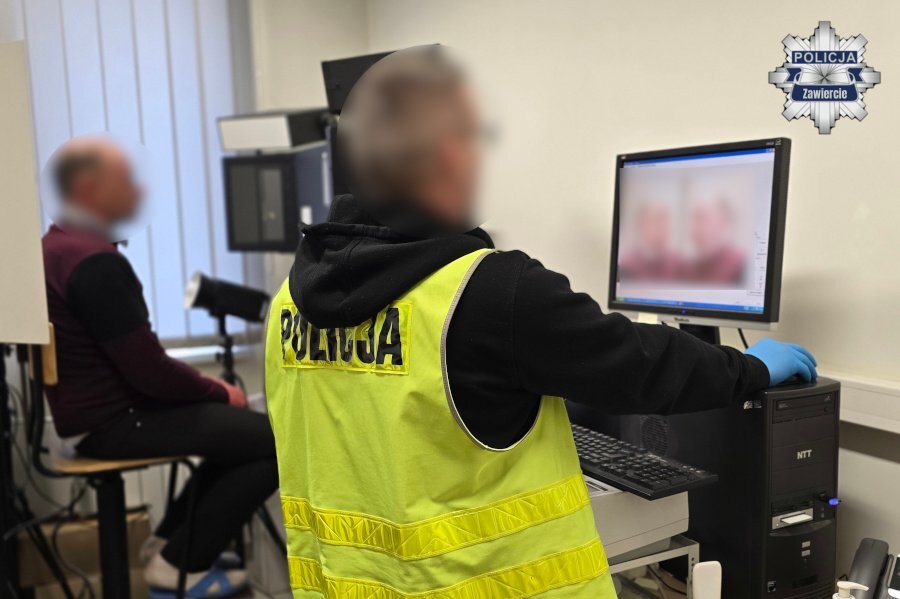 Zawiercie. Park przy ulicy Piotra Ściegiennego. Pijany rzucał butelkami w dzieci i uszkodził rower jednemu z nich. 11 maja 2026