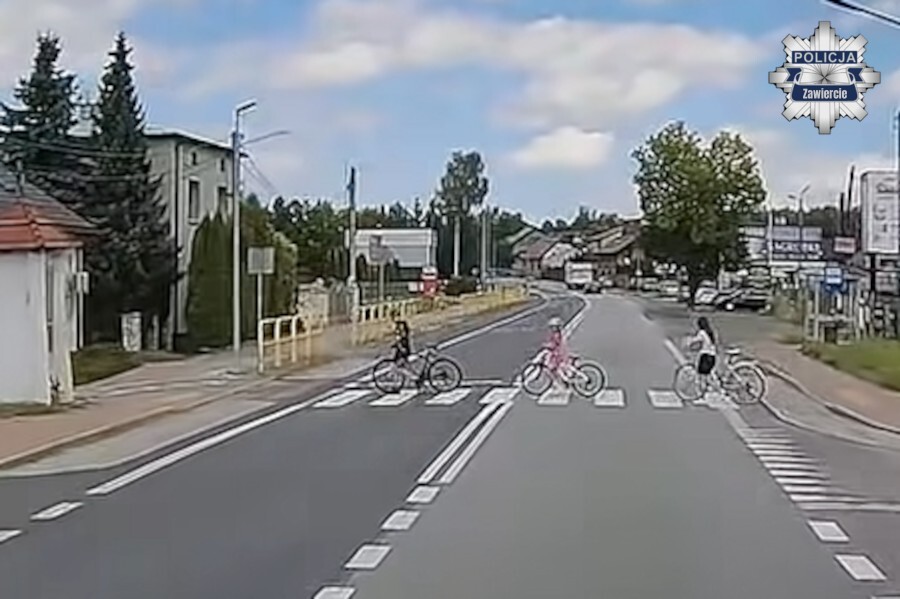 Zawiercie. Ul. Siewierska (DK78). Wyprzedzanie przed przejściem dla pieszych gdy przechodzą dzieci z rowerami. Ford Transit. 20 sierpnia 2026