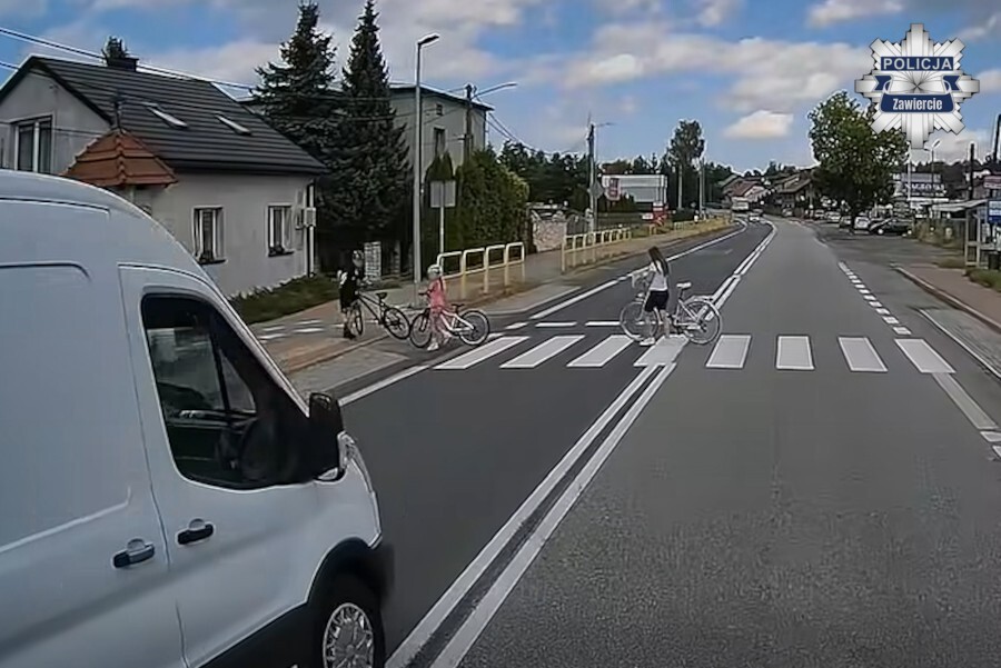 Zawiercie. Ul. Siewierska (DK78). Wyprzedzanie przed przejściem dla pieszych gdy przechodzą dzieci z rowerami. Ford Transit. 20 sierpnia 2026