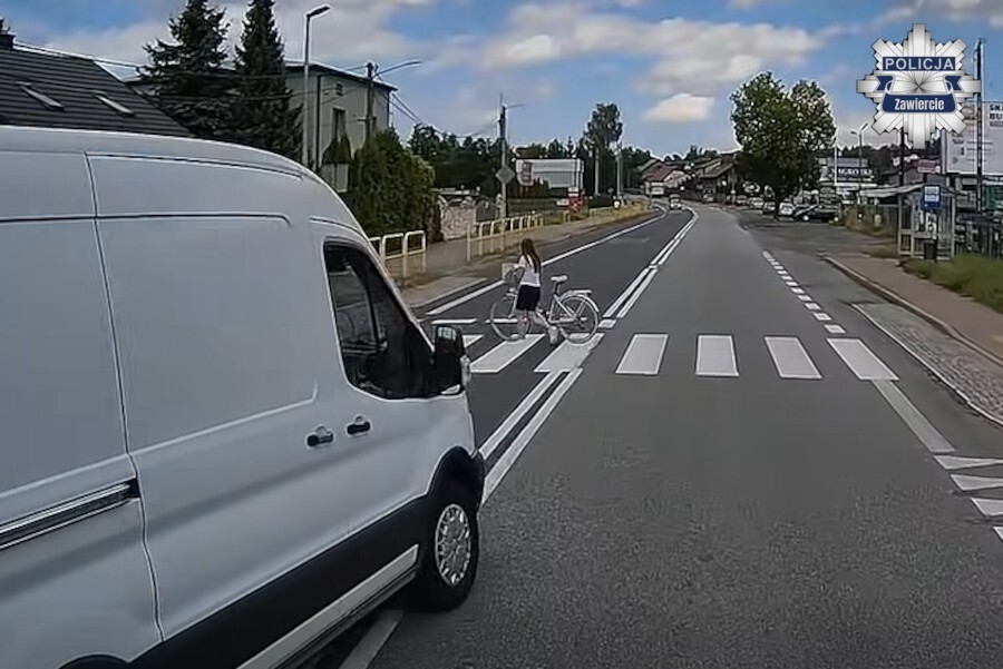 Zawiercie. Ul. Siewierska (DK78). Wyprzedzanie przed przejściem dla pieszych gdy przechodzą dzieci z rowerami. Ford Transit. 20 sierpnia 2026