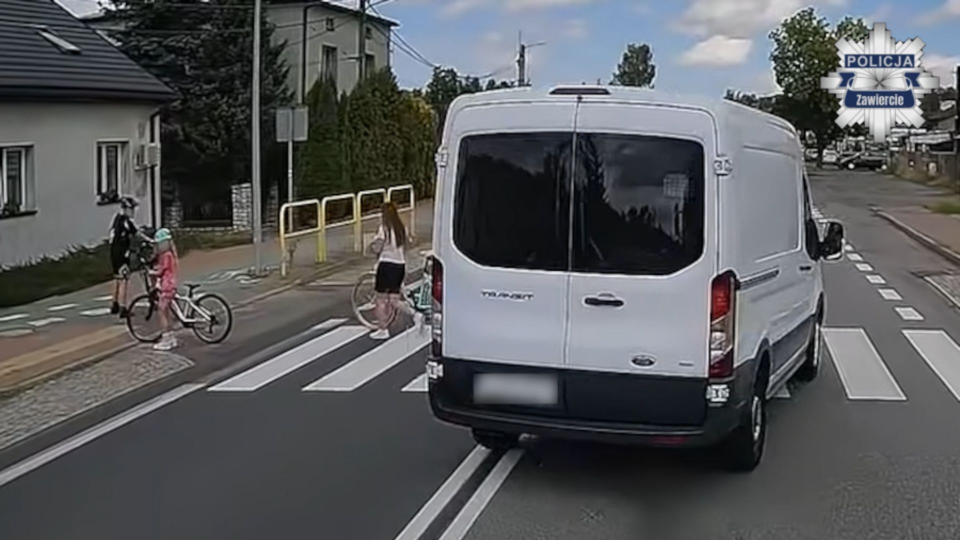 Zawiercie. Ul. Siewierska (DK78). Wyprzedzanie przed przejściem dla pieszych gdy przechodzą dzieci z rowerami. Ford Transit. 20 sierpnia 2026