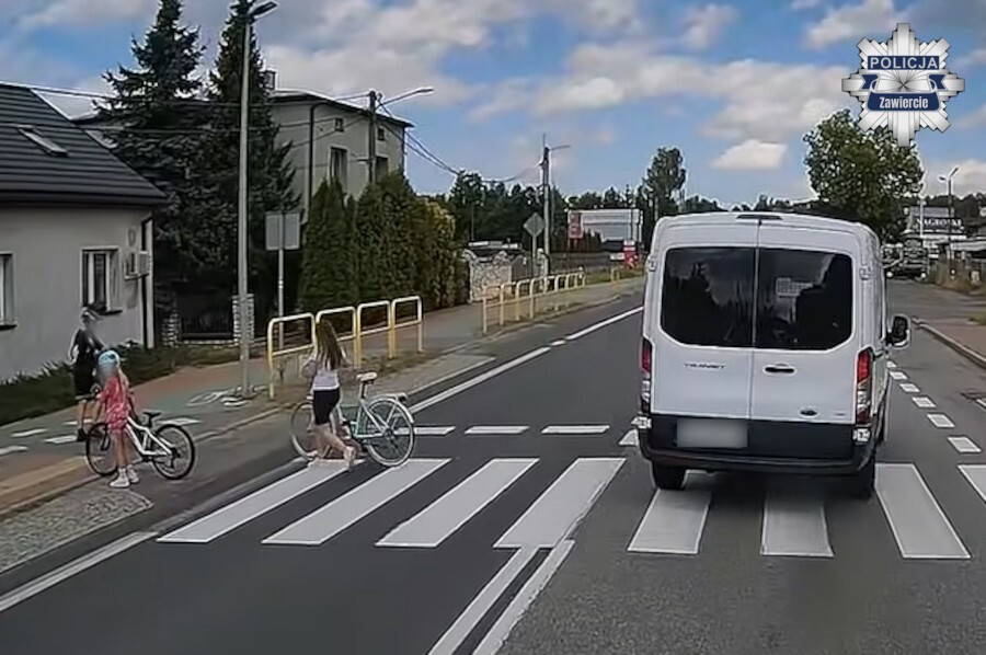 Zawiercie. Ul. Siewierska (DK78). Wyprzedzanie przed przejściem dla pieszych gdy przechodzą dzieci z rowerami. Ford Transit. 20 sierpnia 2026