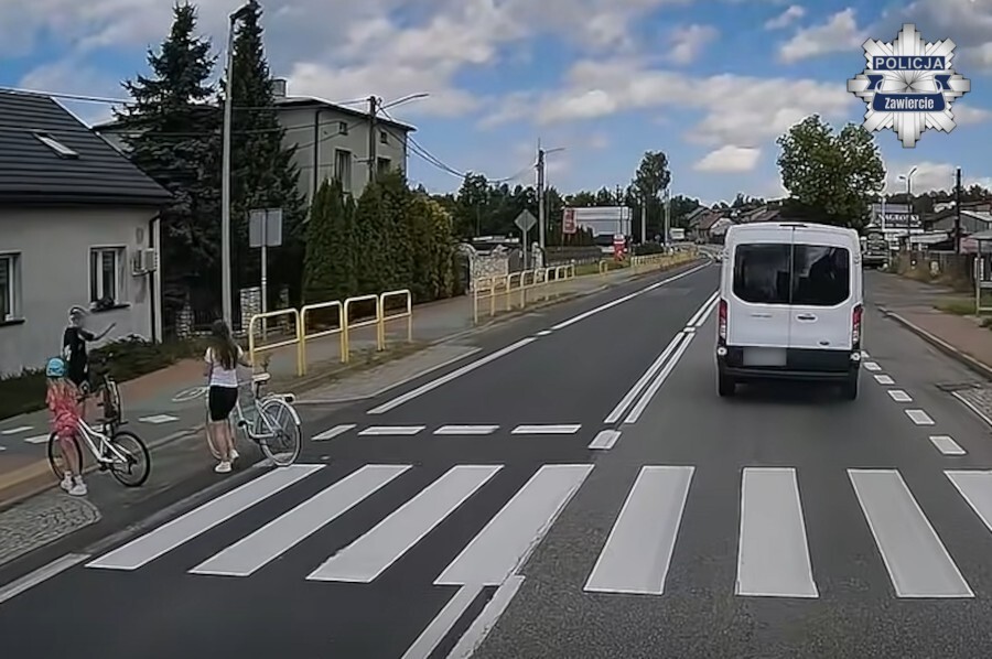 Zawiercie. Ul. Siewierska (DK78). Wyprzedzanie przed przejściem dla pieszych gdy przechodzą dzieci z rowerami. Ford Transit. 20 sierpnia 2026