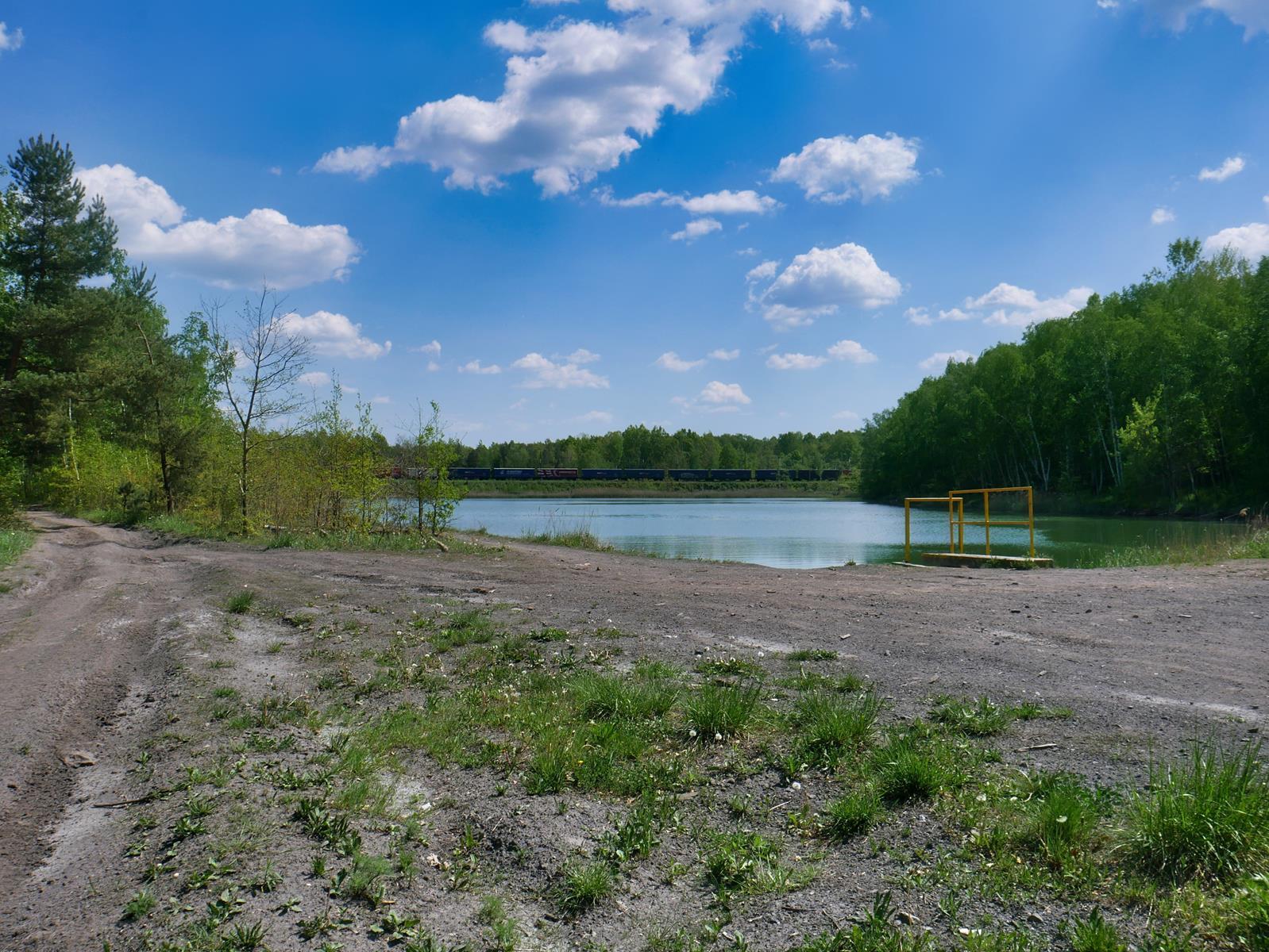 Zbiornik pokopalniany z widokiem na kolej towarową, maj 2025