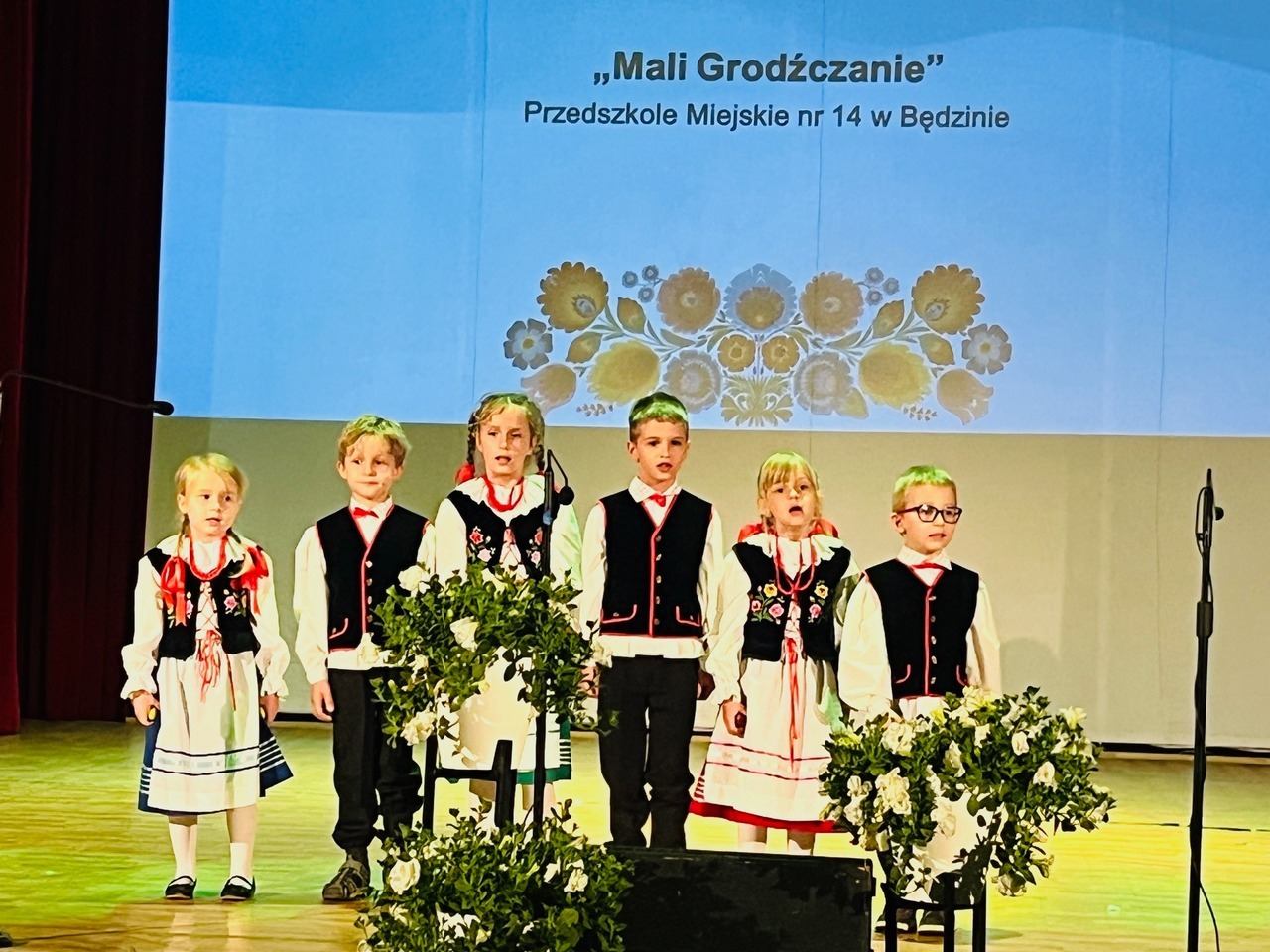 «Mali Grodźczanie» – laureaci I miejsca I Wojewódzkiego Konkursu Pieśni Ludowej I Tańca Ludowego w Żelisławicach. 8 czerwca 2025.