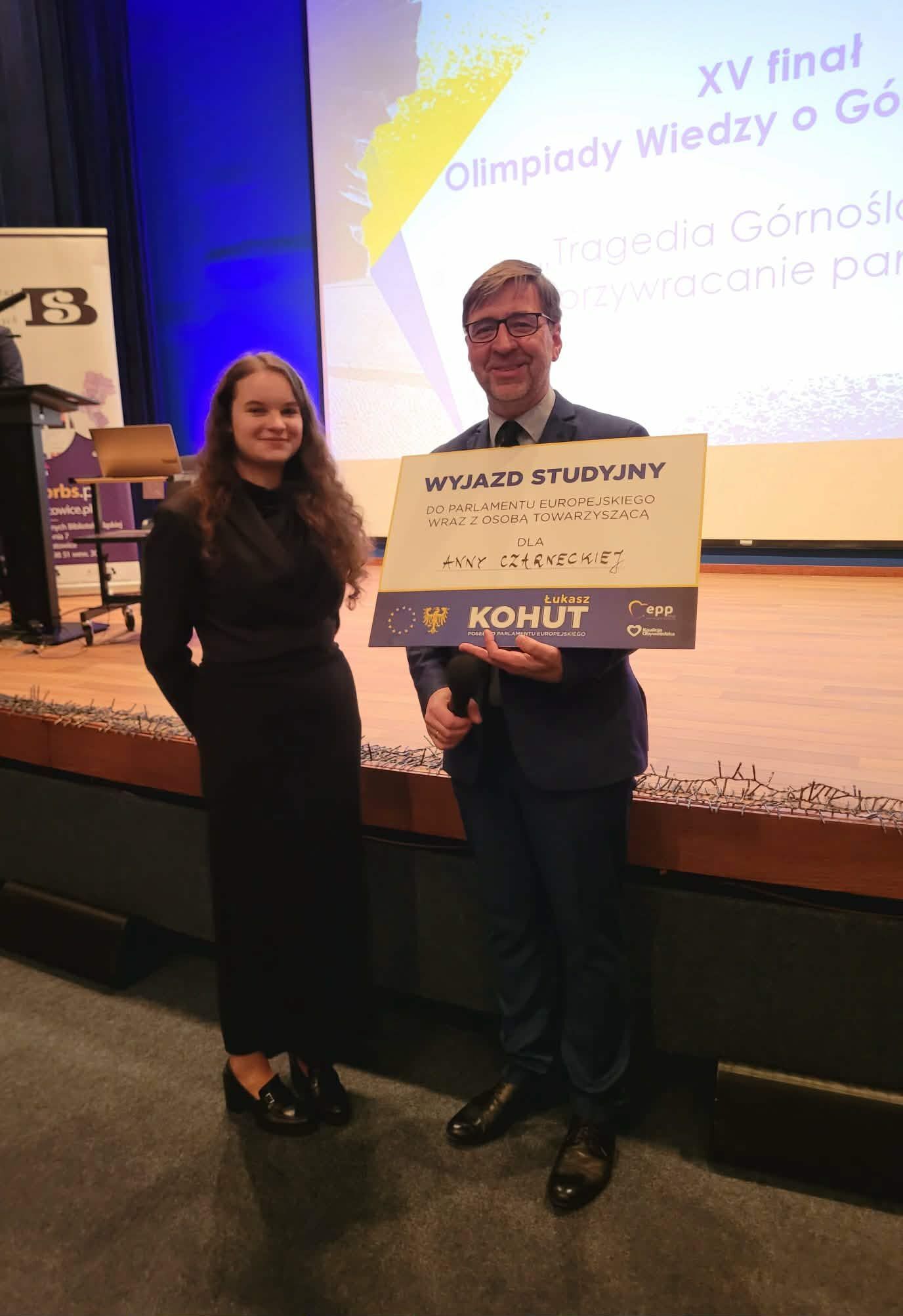 Zwyciężczyni XV Olimpiady Wiedzy o Górnym Śląsku Anna Czarnecka, i dr Krystian Węgrzynek