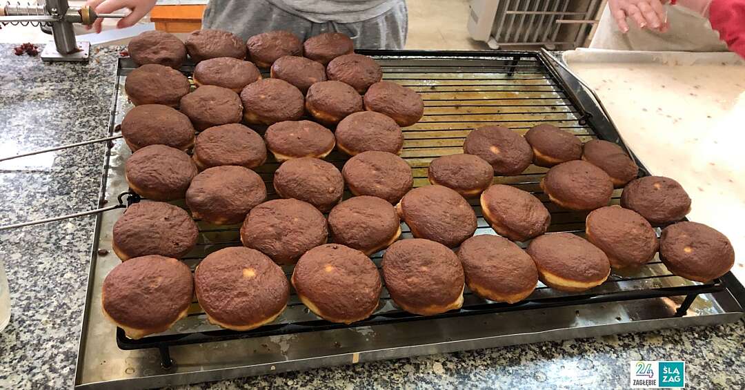 Karton pączków za grosze z sieciówki czy też może jeden smaczny i pachnący za kilka złotych? W tłusty czwartek zaglądamy do cukierni Pawła Makoli w Sosnowcu