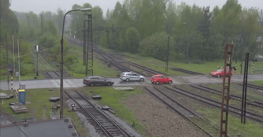 Kosztowny przejazd przez tory w Mysłowicach. Kierująca nieprzepisowo wjechała na przejazd, policjanci interweniowali natychmiast