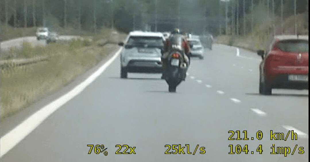 Motocyklista bez uprawnień pędził z prędkością ﻿﻿236 km/h. Mieszkaniec Będzina odpowie przed sądem