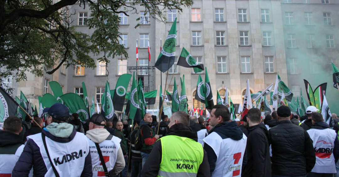 Protest ponad podziałami? 4 listopada w Katowicach wspólnie ze związkowcami protestowali politycy partii Razem i Konfederacji Korony Polskiej