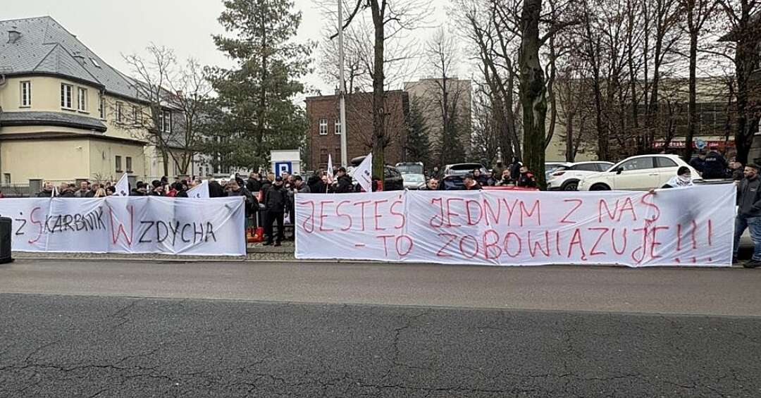 Protest górników JSW przed Ministerstwem Energii w Katowicach. Związkowcy rozmawiali z przedstawicielami rządu