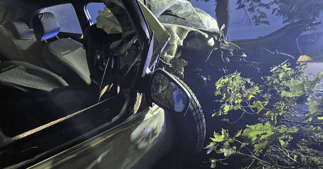 Tragiczny wypadek w Sarnowie koło Gliwic. Nie żyje kierowca, który podczas wyprzedzania stracił panowanie nad pojazdem