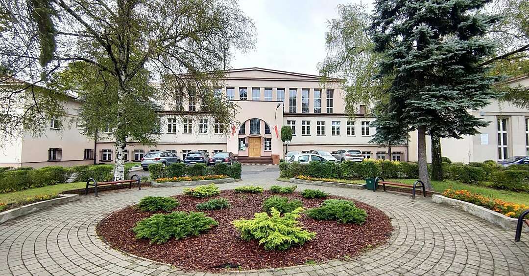 Będziński "Kopernik". Ponad 120 lat historii dawnej szkoły handlowej, dziś – liceum. Dlaczego to szkoła kultowa – pisze nauczyciel Dariusz Majchrzak