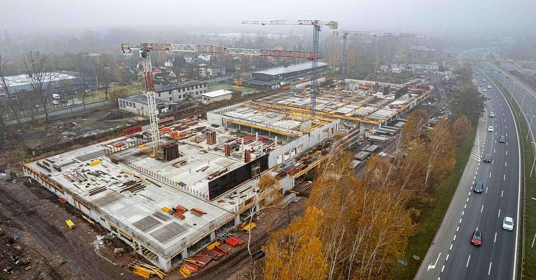 Żurawie przy Drogowej Trasie Średnicowej w Katowicach. Trwa tu budowa olbrzymiego budynku prokuratur różnego szczebla