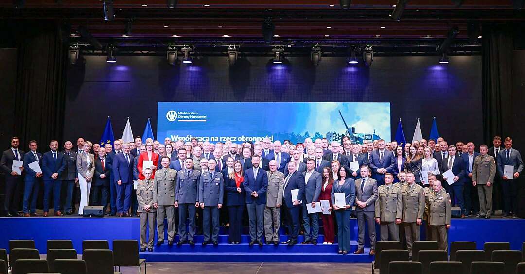 Gliwicki Bumar Łabędy będzie zabezpieczać potrzeby Wojska Polskiego - kontrakt podpisany z ministrem obrony