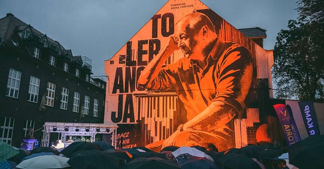 Stanisław Soyka spogląda z muru przy Królowej Bony. Nowy mural w Gliwicach