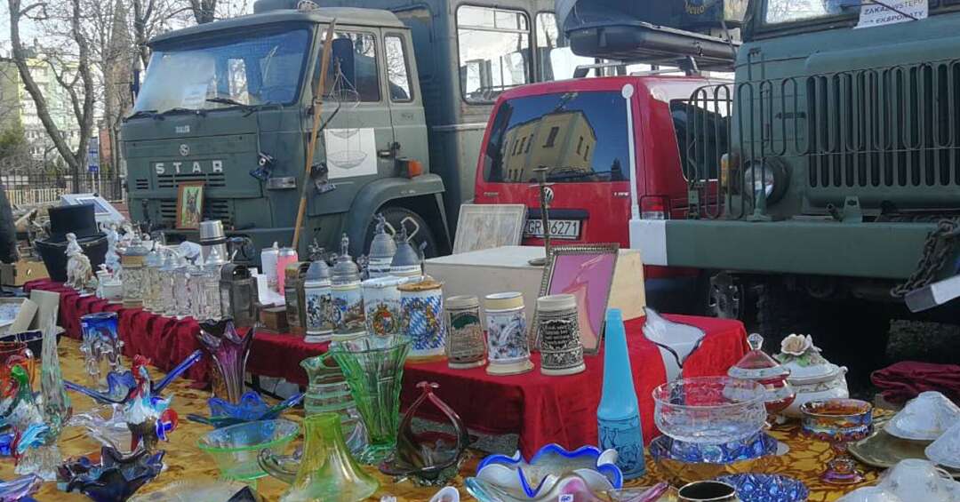 Już w najbliższą niedzielę jarmark staroci w Dąbrowie Górniczej. Porcelana, szkło, monety, winyle, książki, biżuteria, meble i wszelkie inne graty