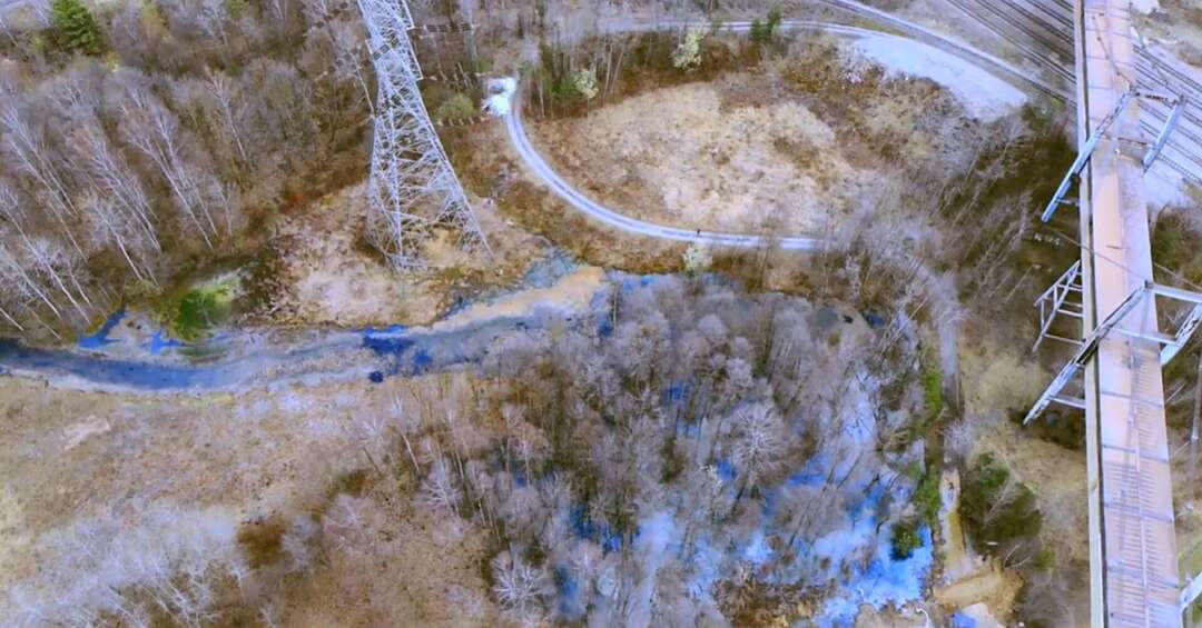 Dąbrowa Górnicza. Czarna Woda w potoku Rakówka w Strzemieszycach. Czy to nowy wyciek czy efekt tego z marca oraz czy winny jest zakład drobiarski?