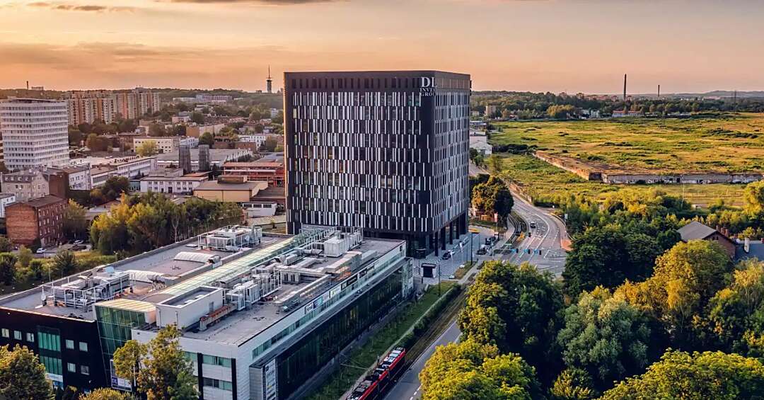 Śląska redakcja radia RMF będzie nadawać z Wełnowca, a nie z ul. Francuskiej. Wynajęła biuro w trójkątnym wieżowcu DL Tower