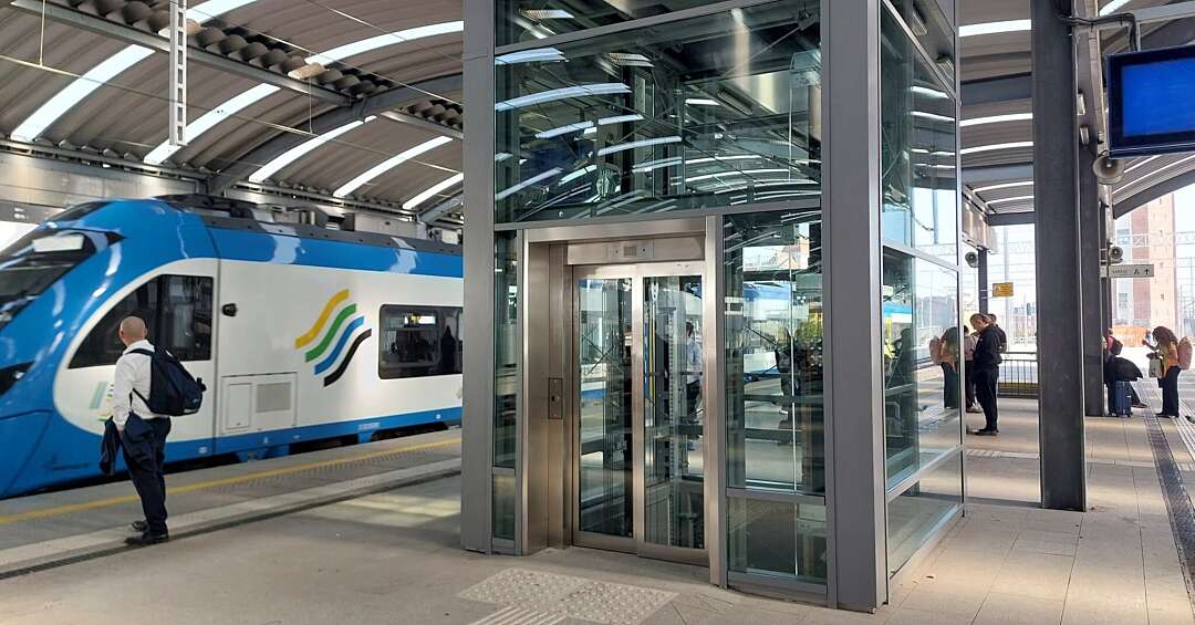 Stacja PKP Katowice ma sześć nowych wind na perony. Trzy z nich są większe, też na rowery