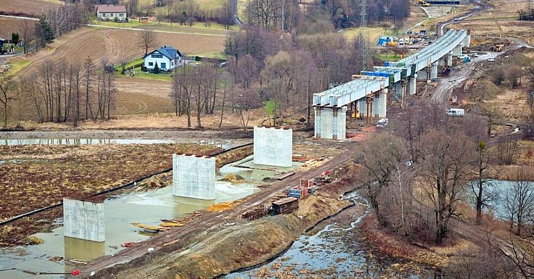 Rośnie most kolejowy w Zebrzydowicach. To część inwestycji Polskich Linii Kolejowych, która usprawni połączenia między Polską i Czechami