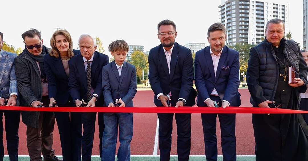 Katowice. Nowe boiska szkolne i miasteczko rowerowe pod wieżowcami. Infrastruktura sportowa na terenie Szkoły Podstawowej nr 62 już otwarta