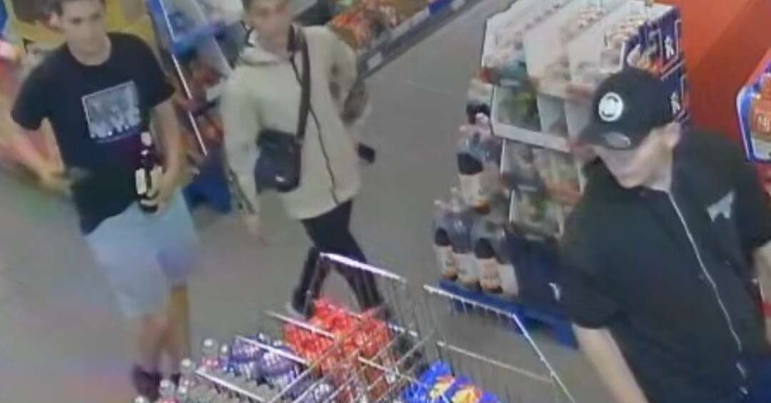 Młodzi mężczyźni podejrzewani o kradzież rozbójniczą w sklepie z alkoholem w Katowicach. Policja prosi o pomoc w ustaleniu ich tożsamości