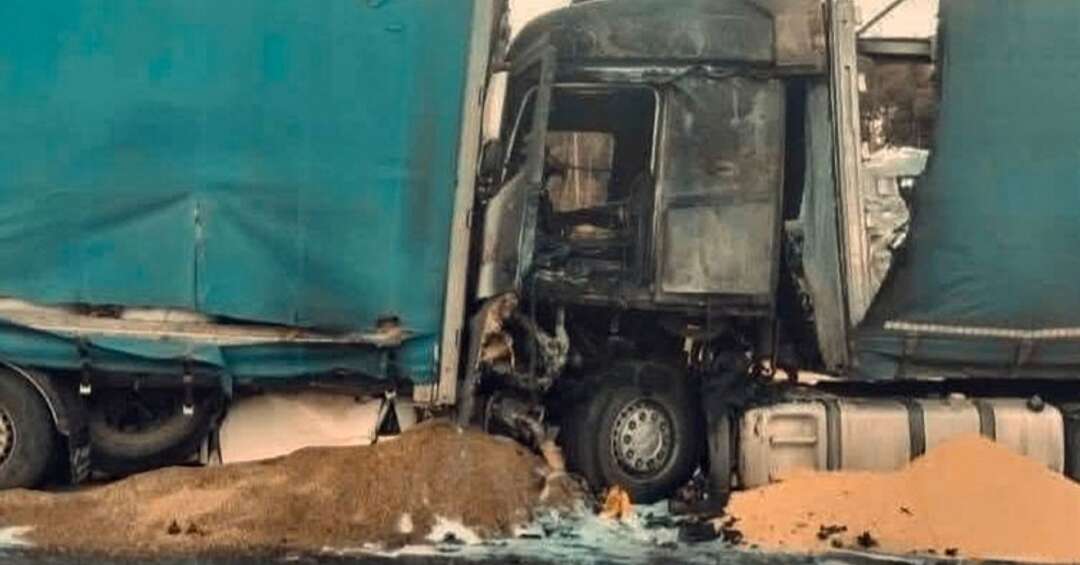 Tragiczny bilans karambolu na DK78. Ofiary zostały sprasowane w samochodzie a wrak z nimi spłonął