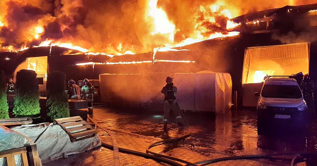 Wielki pożar hali w Czeladzi. Strażacy walczyli z ogniem przez kilka godzin, jeden z nich został ranny. ZDJĘCIA